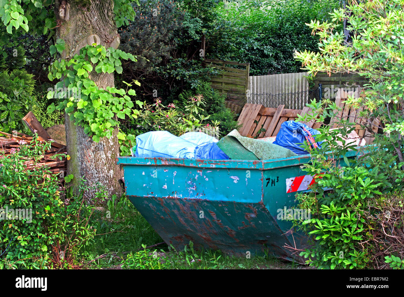 gefüllte Konstruktion Abfallbehälter in einem Vorgarten, Deutschland Stockfoto