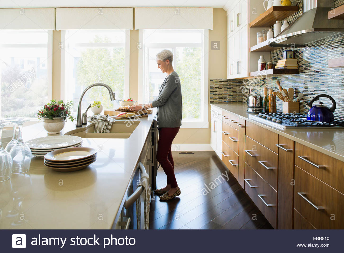 Frau in Küche Stockfoto