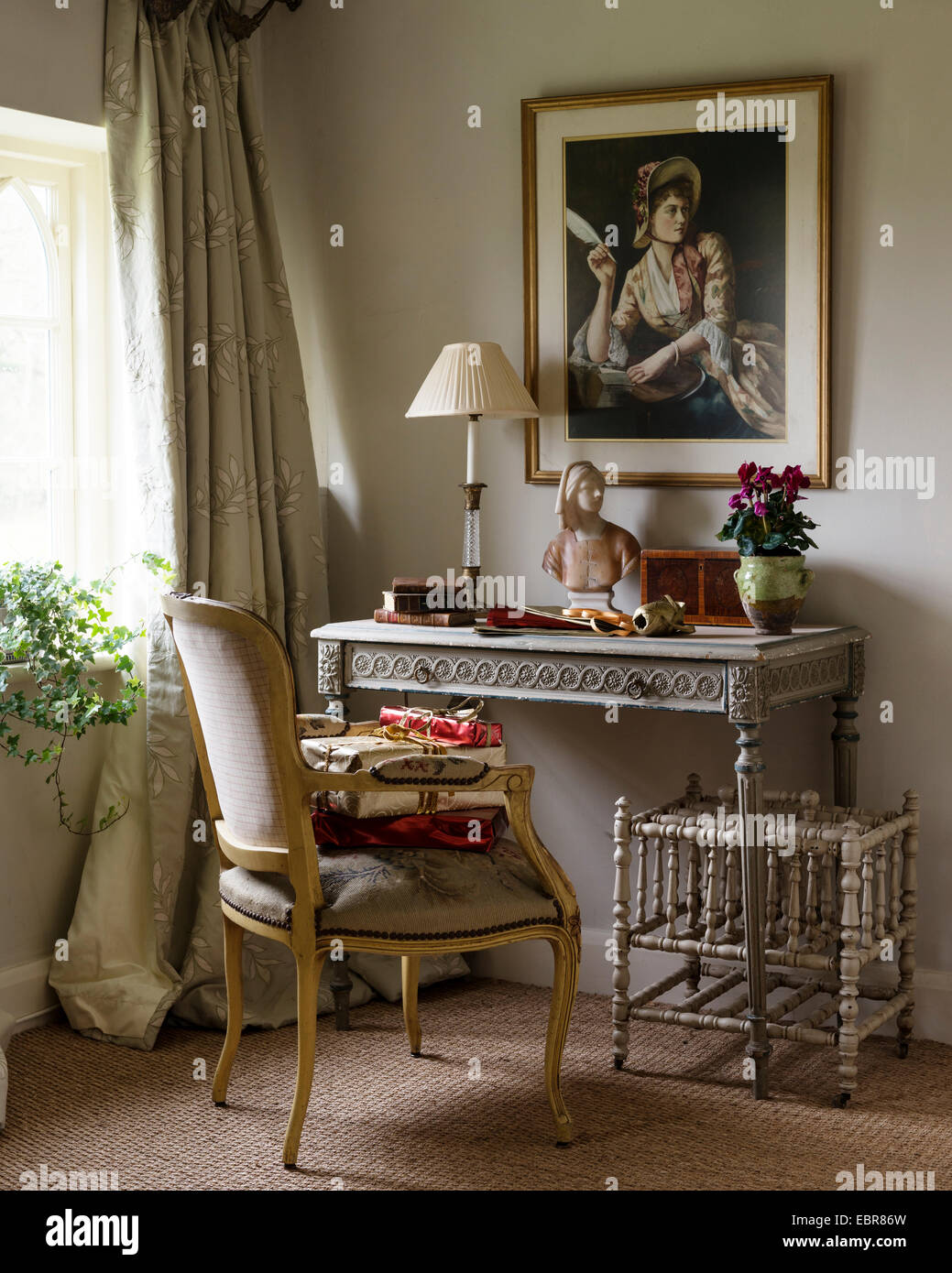 Verpackte Geschenke auf einem Stuhl Louis XV von eleganten antiker geschnitzter Tisch Stockfoto