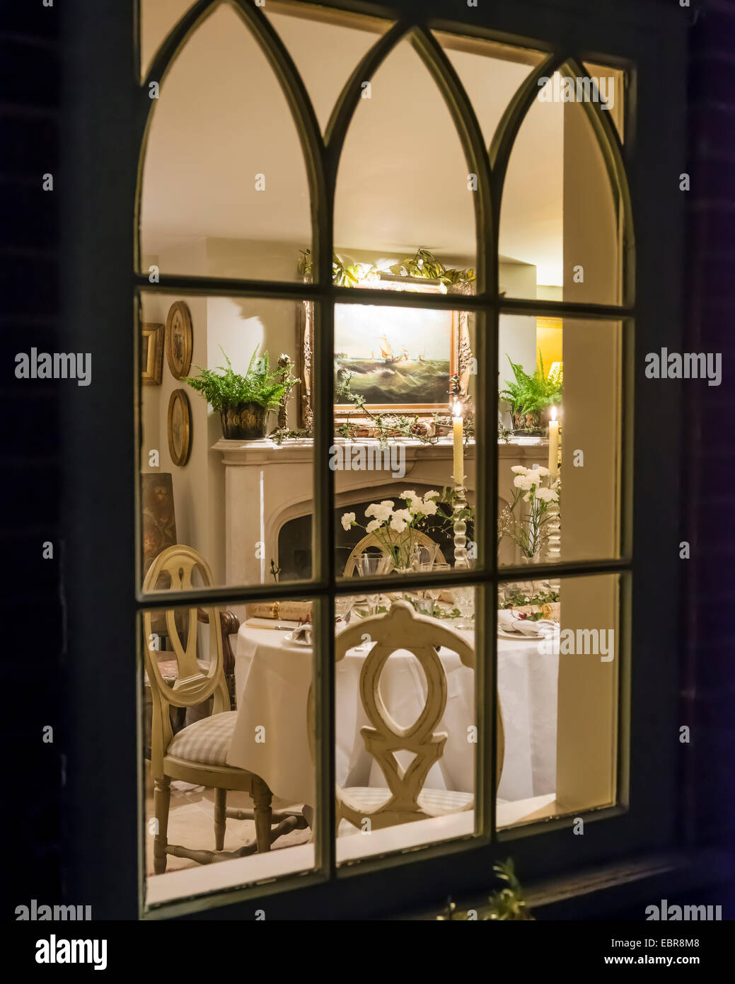 Blick durch Fenster und Tisch gelegt für das Weihnachtsessen Stockfoto