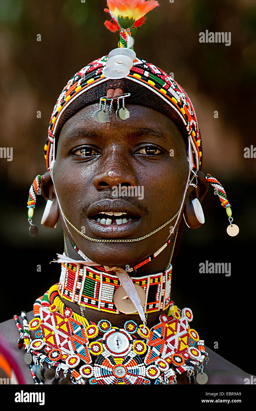Porträt eines stolzen Samburu in Stammes-Gewand, Kenia Stockfoto