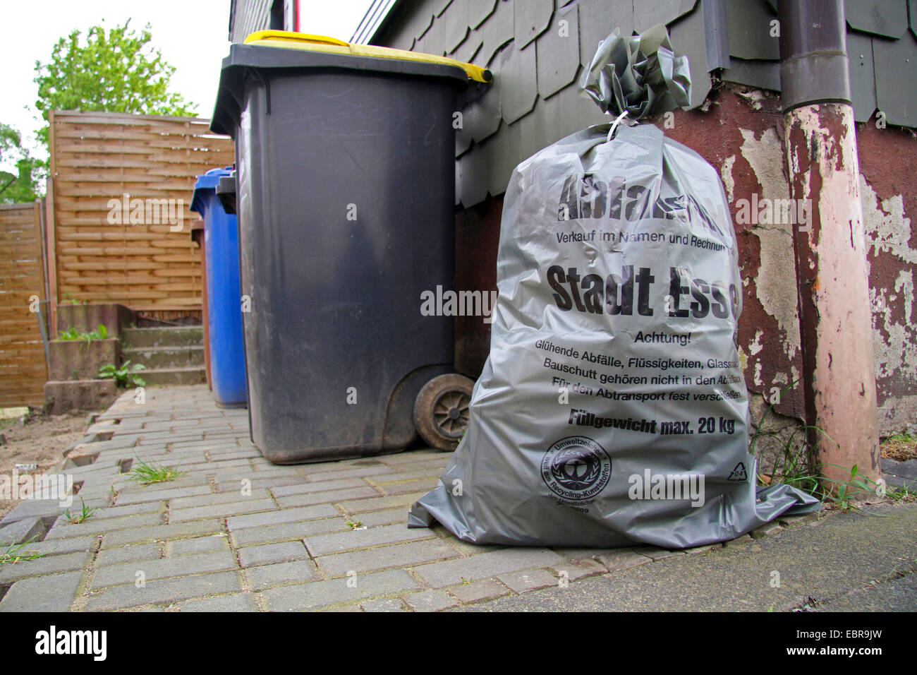 Mülltonnen und Müllsack für die Entfernung am Straßenrand, Deutschland Stockfoto