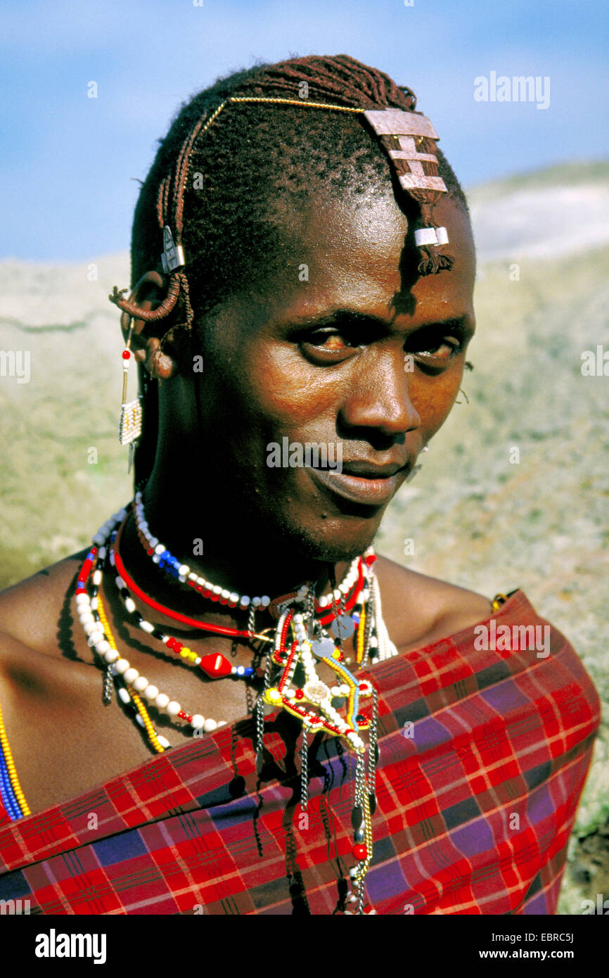 Porträt eines Samburu-Mannes in traditioneller Kleidung, Tansania Stockfoto