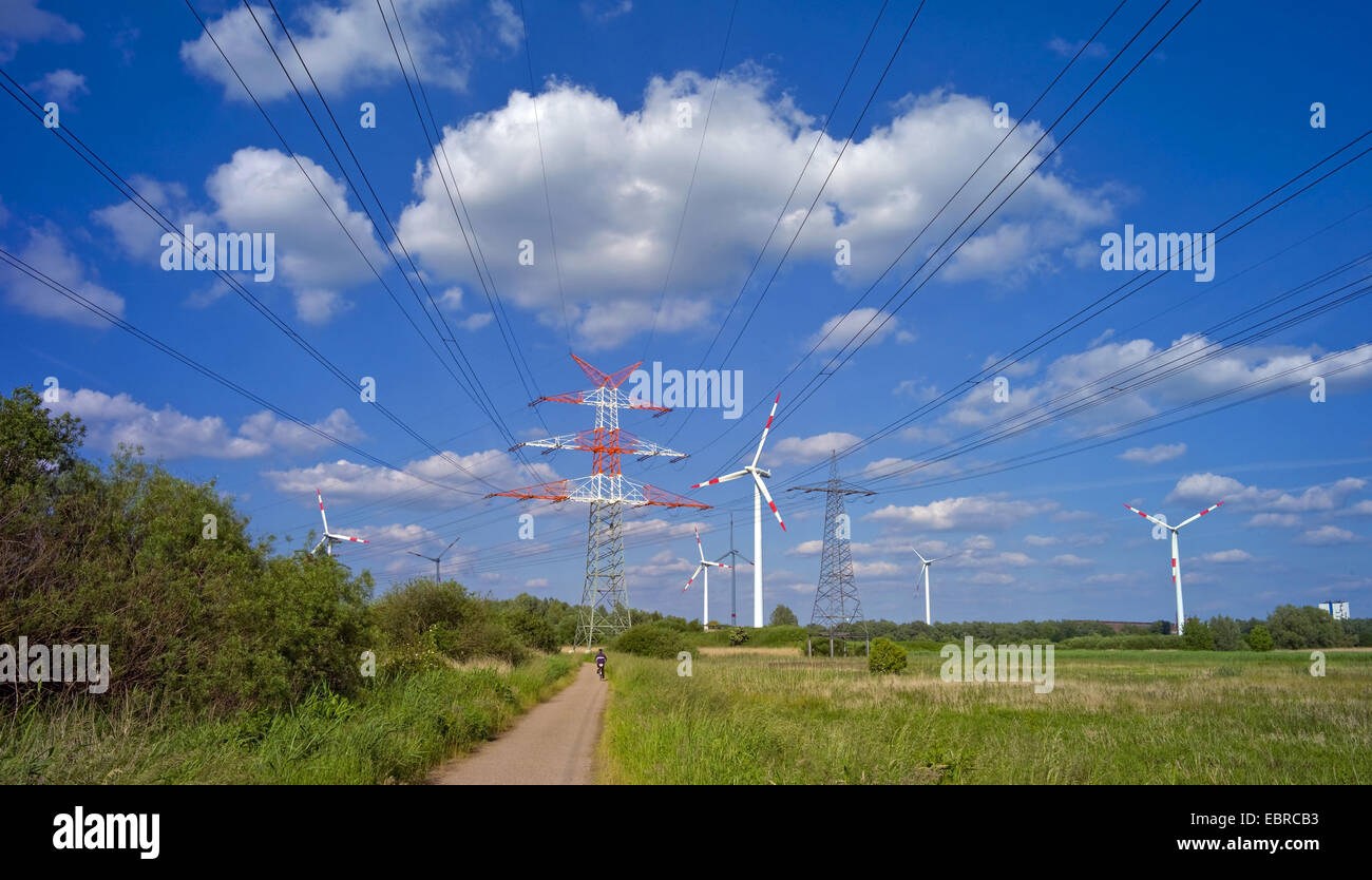 Windkraftanlagen und Strommasten, Deutschland, Bremen, Lesum Stockfoto