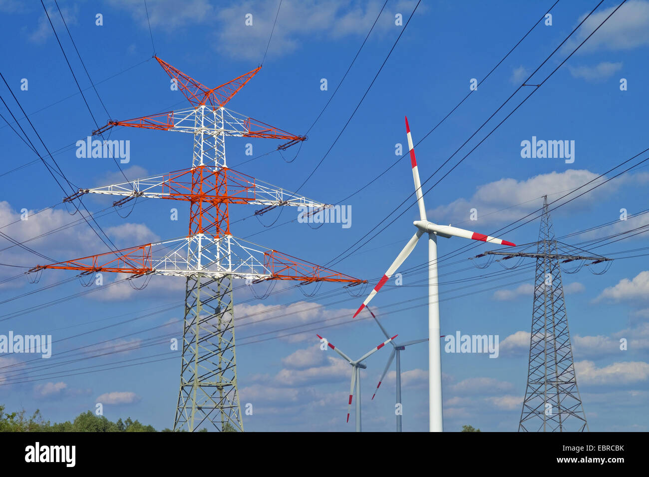 Windkraftanlagen und Strommasten, Deutschland, Bremen, Lesum Stockfoto