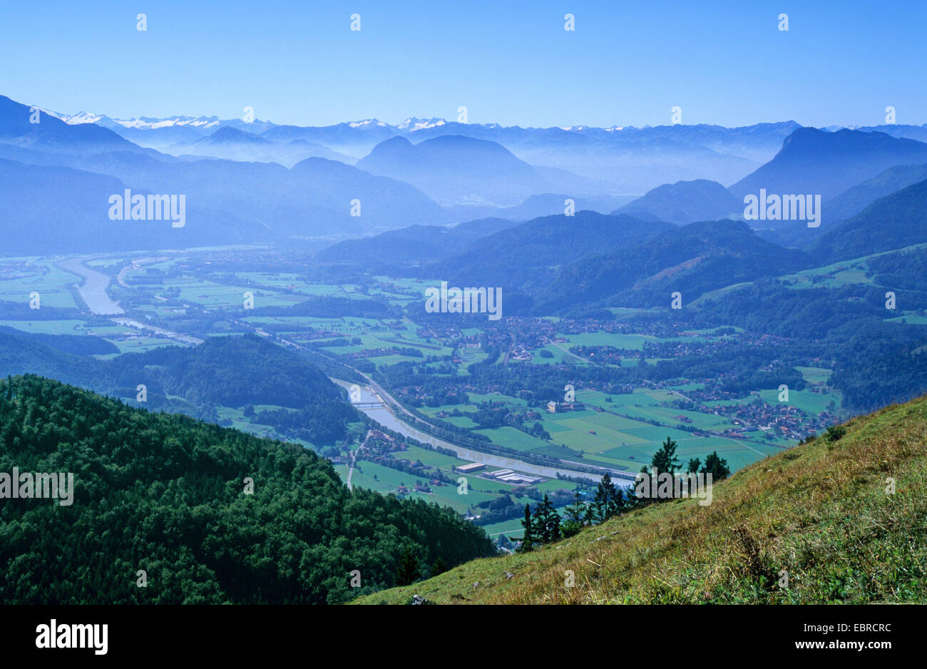 Blick vom Kranzhorn auf Inntal und Hauptkamm der Alpen, Österreich, Chiemgauer Alpen, Walchseegebiet Stockfoto