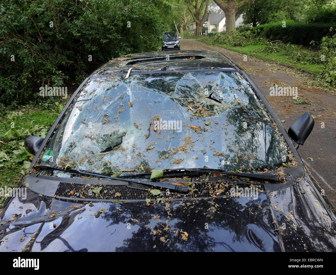 Auto mit defekten Windschutzscheibe, Schäden durch Sturmtief Ela am 09 / 06 / 2014, Deutschland, Nordrhein-Westfalen, Ruhrgebiet, Bochum Stockfoto