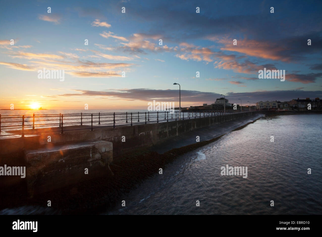 Schlendern Sie vom Pier bei Sonnenaufgang Tölt von der Northumberland Küste England Stockfoto