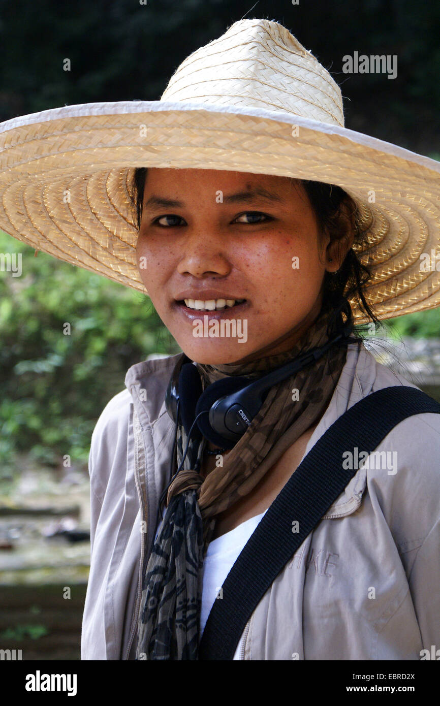 Porträt einer jungen kambodschanischen Frau trägt einen Strohhut, Kambodscha, Siem Reap Stockfoto
