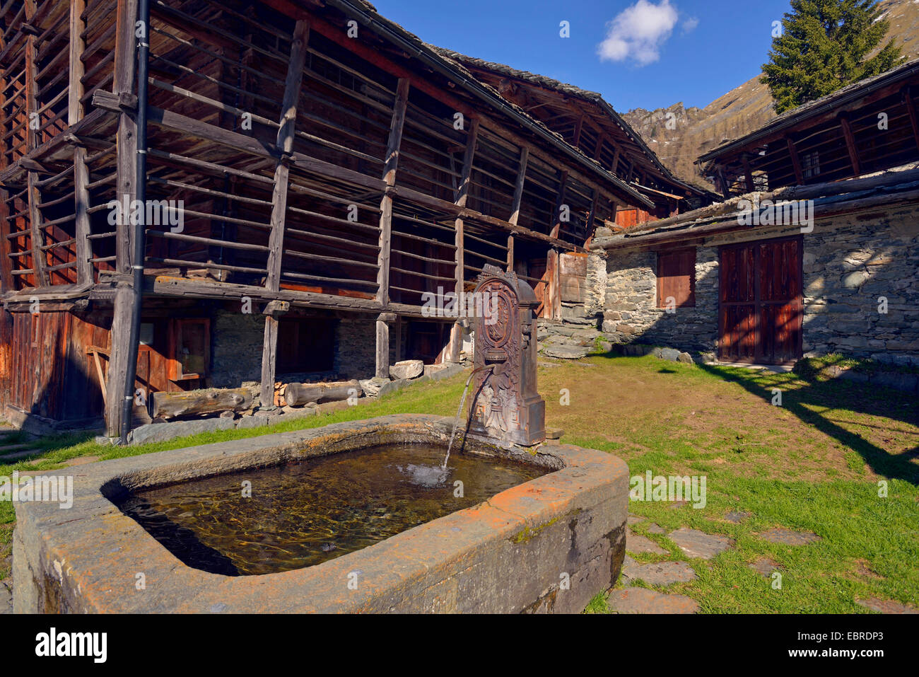 Walserhaus und Brunnen, Italien, Alagna Stockfoto