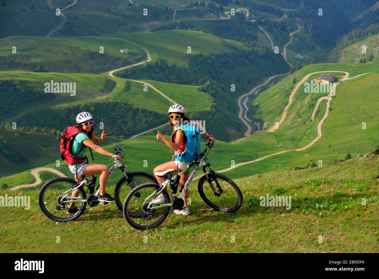 zwei Mountainbiker in den Alpen, Frankreich, Savoyen, Nationalparks Vanoise, Champagny Stockfoto