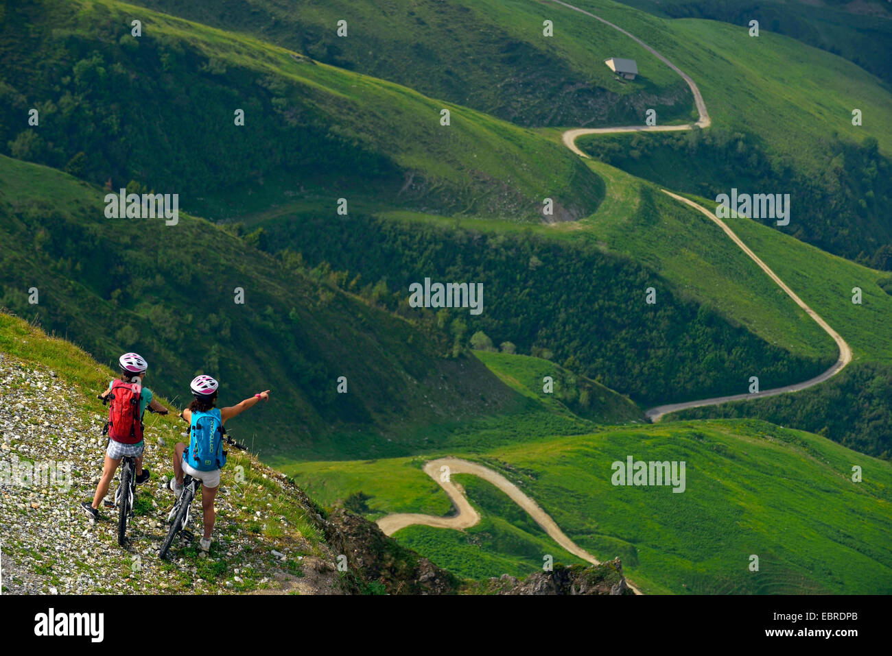 zwei Mountainbiker in den Alpen, Frankreich, Savoyen, Nationalparks Vanoise, Vanoise Stockfoto