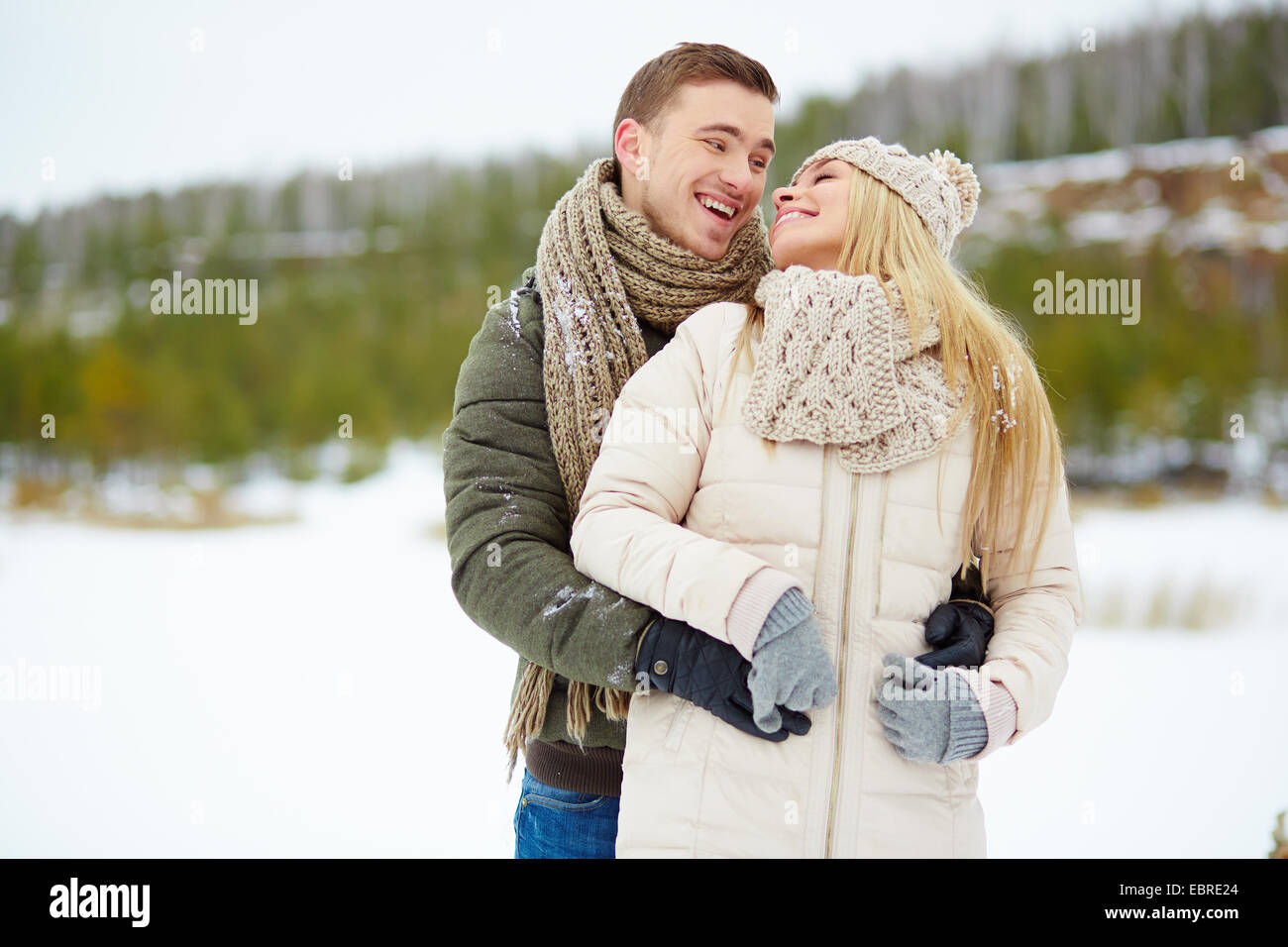 Amourösen Termine in Winterwear verbringen Zeit im freien Stockfoto