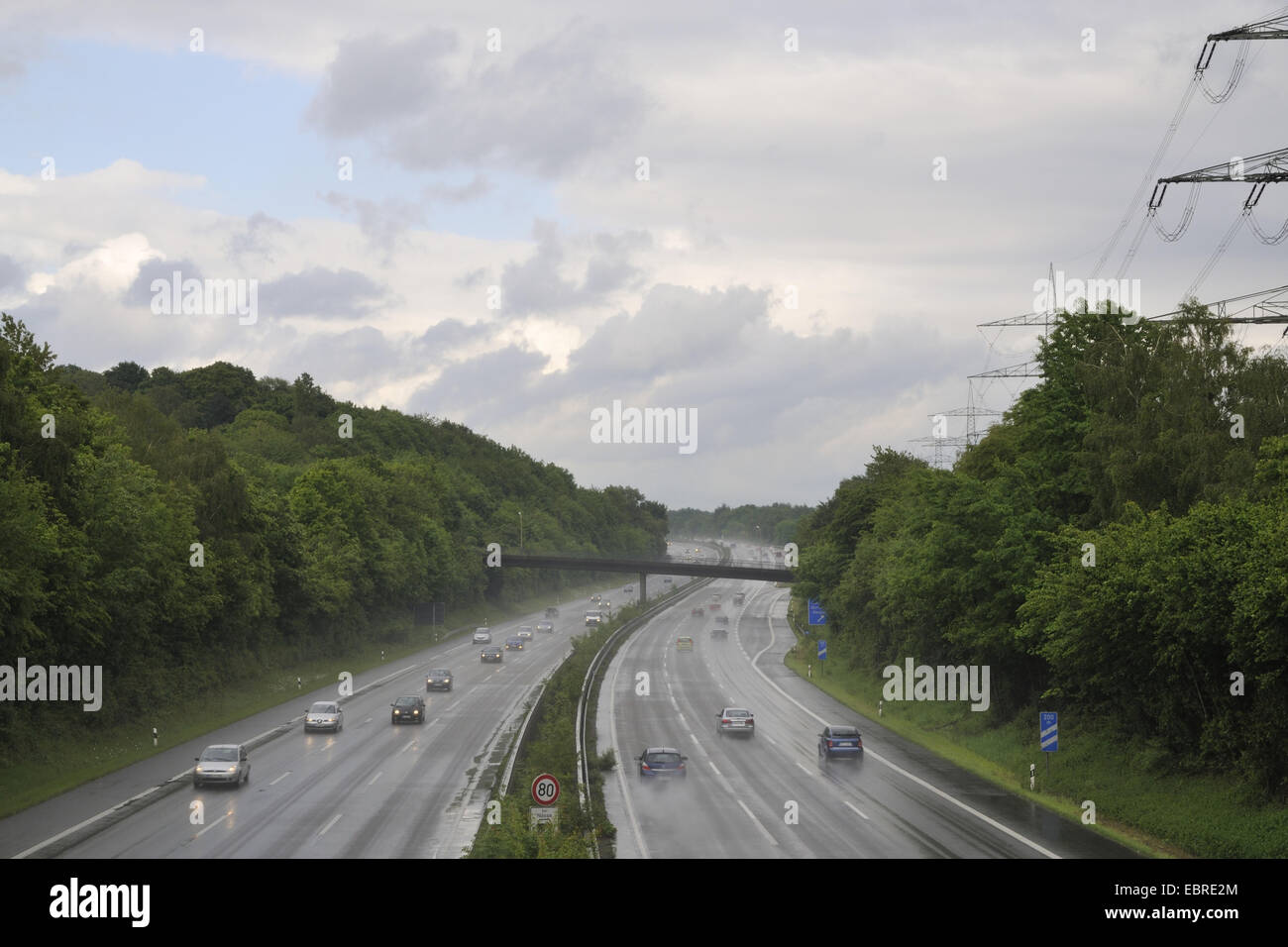 Autobahn-Verkehr auf nasser Fahrbahn, Deutschland, Nordrhein-Westfalen Stockfoto