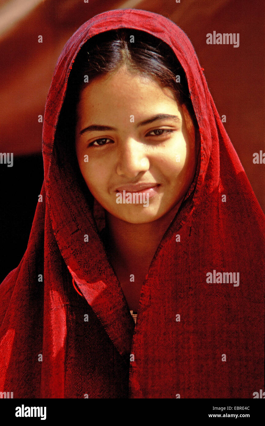 Porträt einer Frau aus Mali mit rotem Kopftuch, Mali Stockfoto