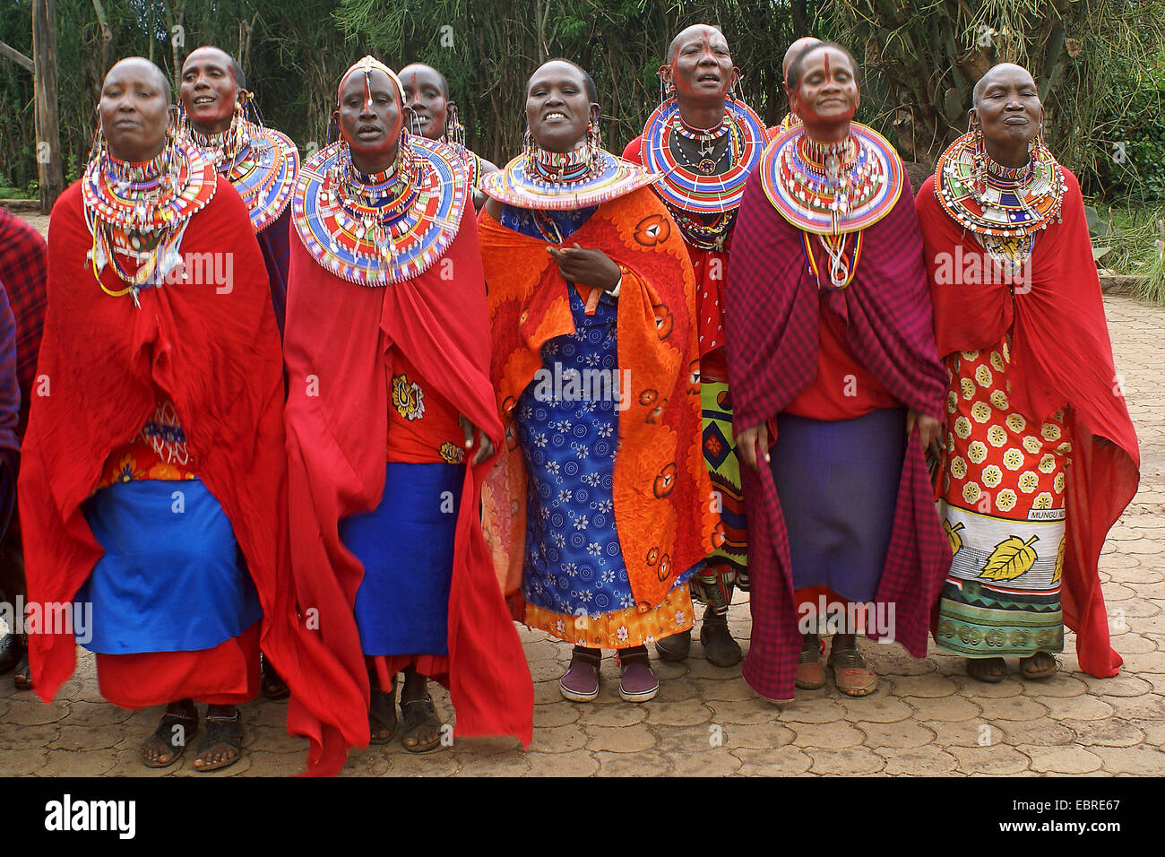 Massai-Gruppe mit traditioneller Kleidung, Kenia, Masai Mara Stockfoto