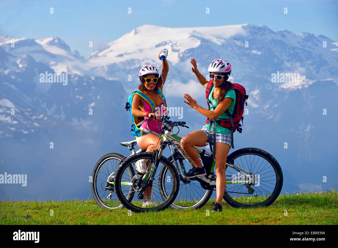 zwei weibliche Mountainbiker vor Bergkulisse, Champagny, Nationalparks Vanoise, Savoie, Frankreich Stockfoto
