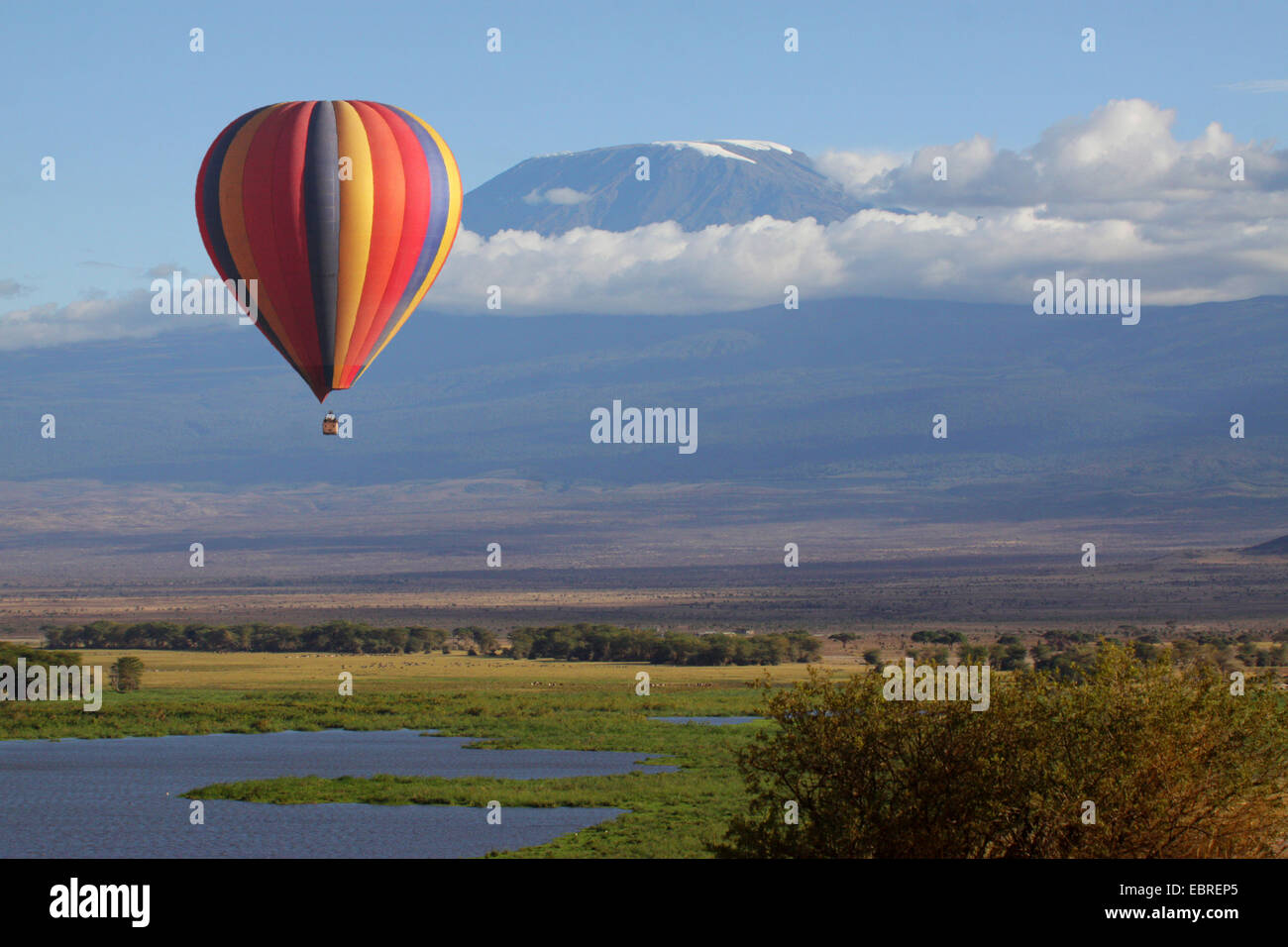 Heißluft-Ballonsafari mit Blick auf den Kilimanjaro in Kenia-Amboseli-Nationalpark Stockfoto