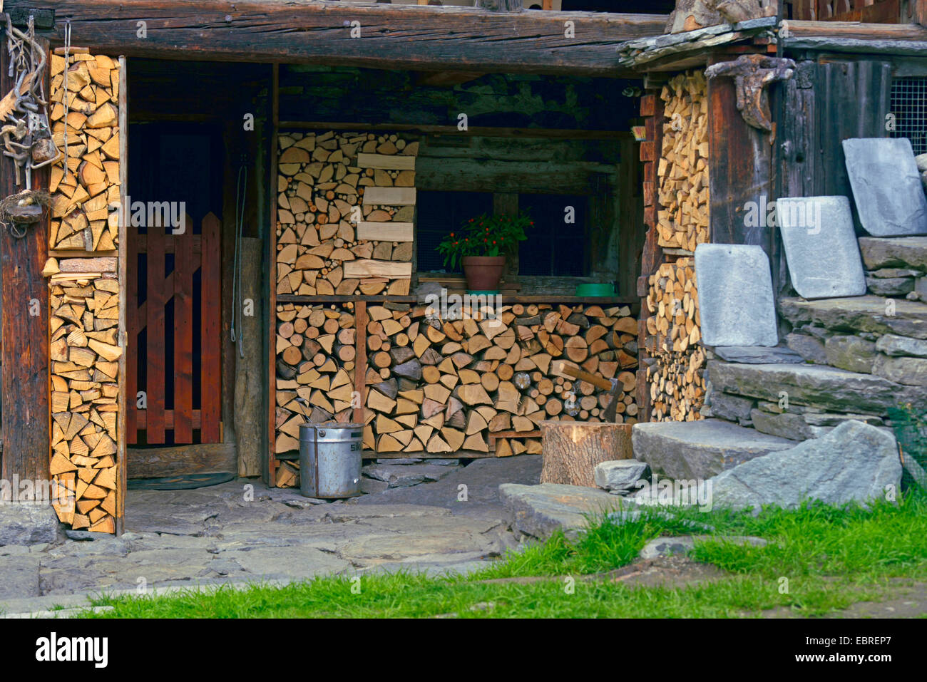 Walserhaus mit Brennholz, Italien, Piemont, Alagna Stockfoto