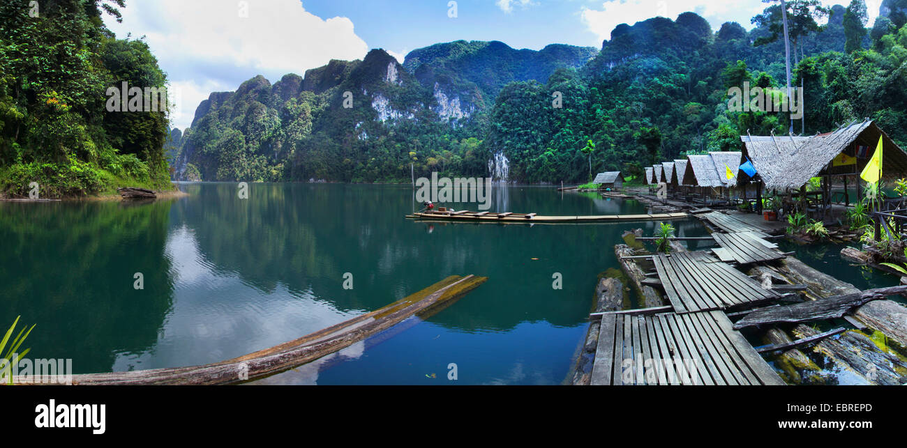 Stausee mit Boot und Fischer Häuser, Thailand, Khao Sok Nationalpark Stockfoto