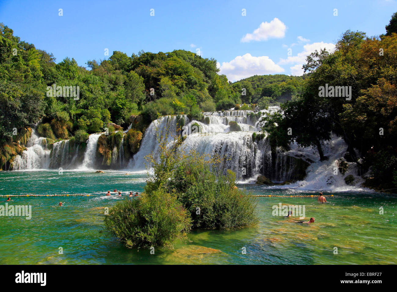 Baden Menschen In Krk Fluss Unter Skradinski Buk Wasserfalle Kroatien Dalmatien Krka Nationalpark Stockfotografie Alamy