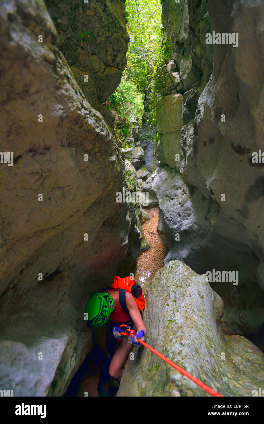 Frau Abseilen in einer engen Schlucht, Canyoning in den trockenen Canyon Venascle, Frankreich, Provence, Verdon, Parc Naturel regional du Verdon Stockfoto