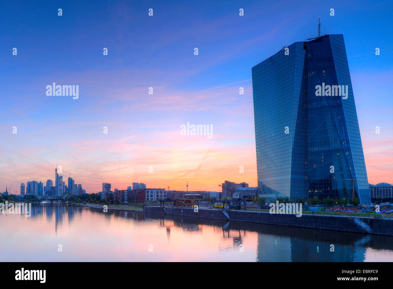 Neubau der Europäischen Zentralbank in Frankfurt am Main bei Sonnenuntergang, Deutschland, Hessen, Frankfurt Am Main Stockfoto