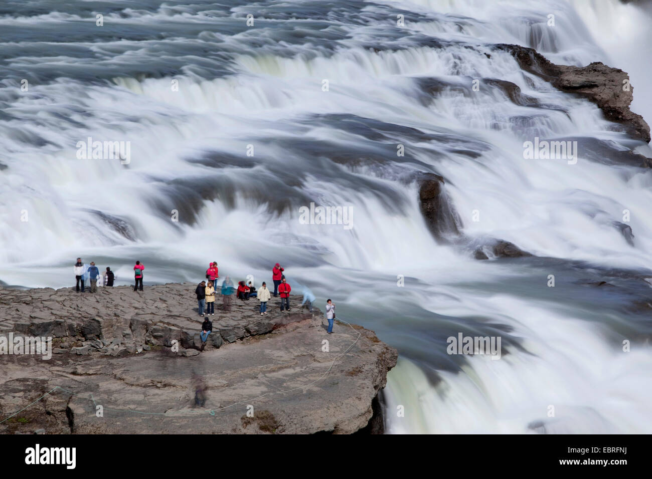 Touristen in der Nähe von Gullfoss Wasserfall, Island Stockfoto