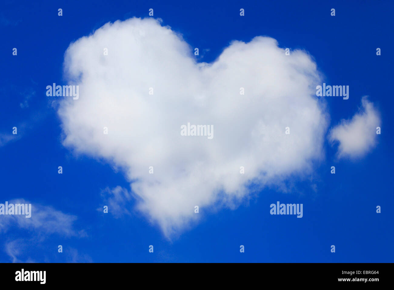 herzförmige Wolke am blauen Himmel Stockfoto
