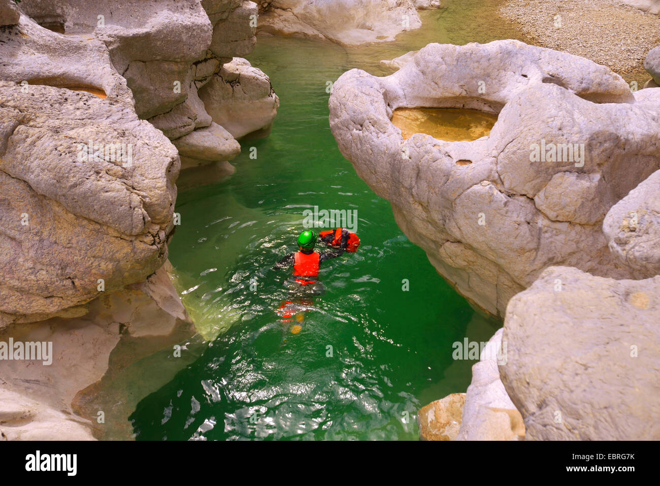 Canyoning im Fluss Jabron, Frau, Schwimmen im Fluss, Frankreich, Provence, Trigance Stockfoto