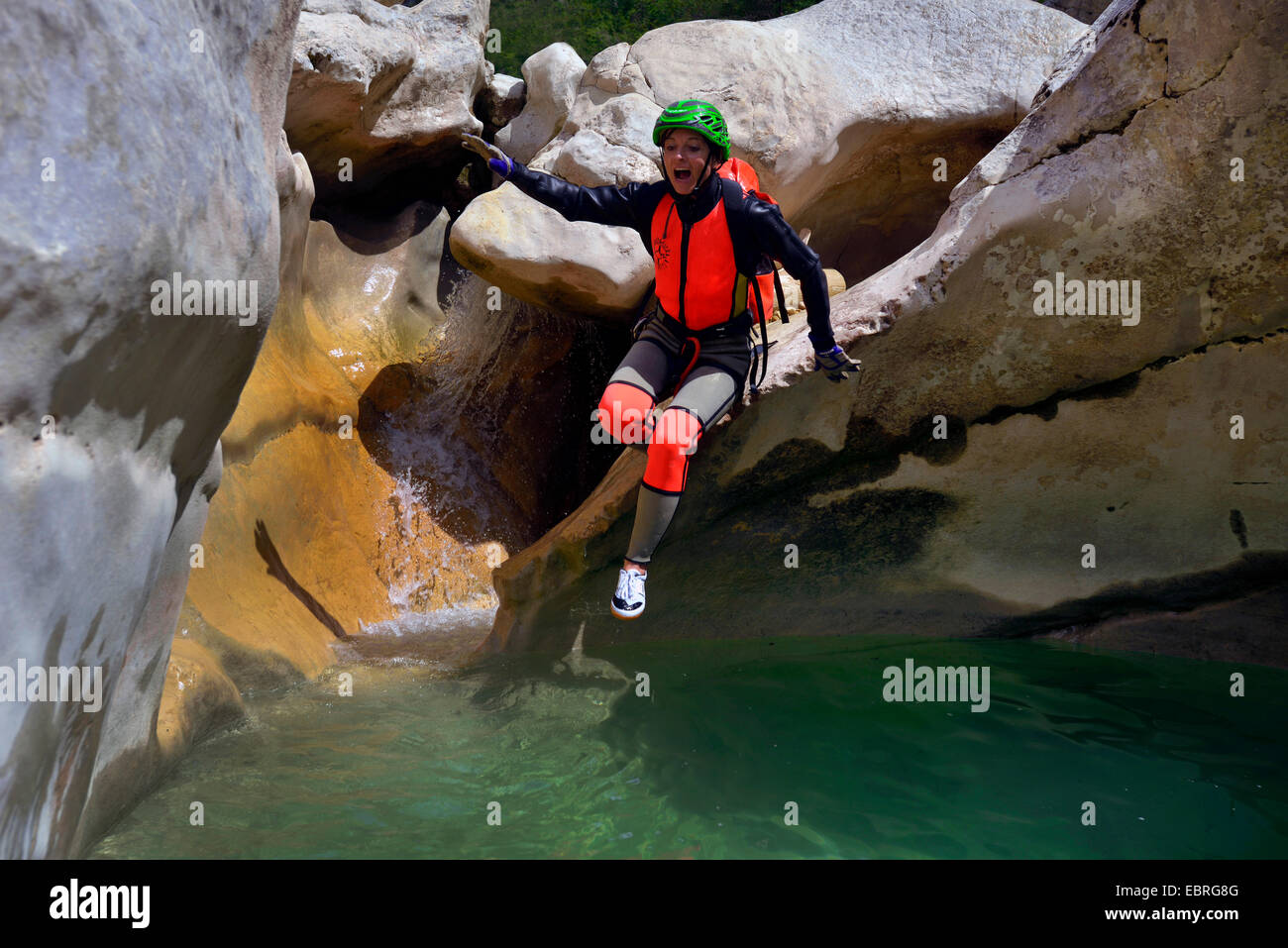 Canyoning im Fluss Jabron, Frau in den Fluss springen, Frankreich, Provence, Trigance Stockfoto