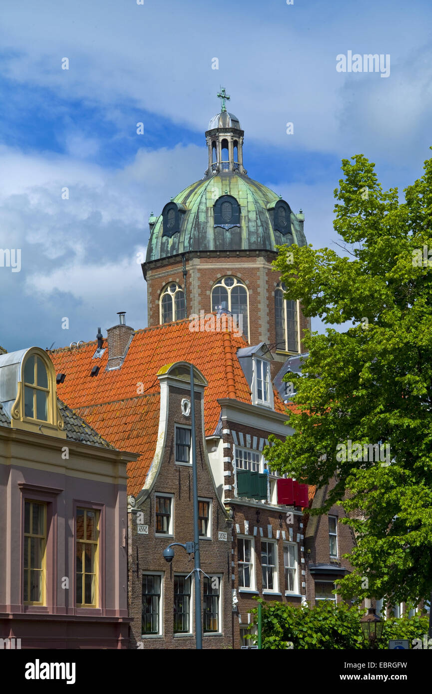 Altstadt mit Turm am Grote Noord Street, Niederlande, Noord Holland, Hoorn Stockfoto