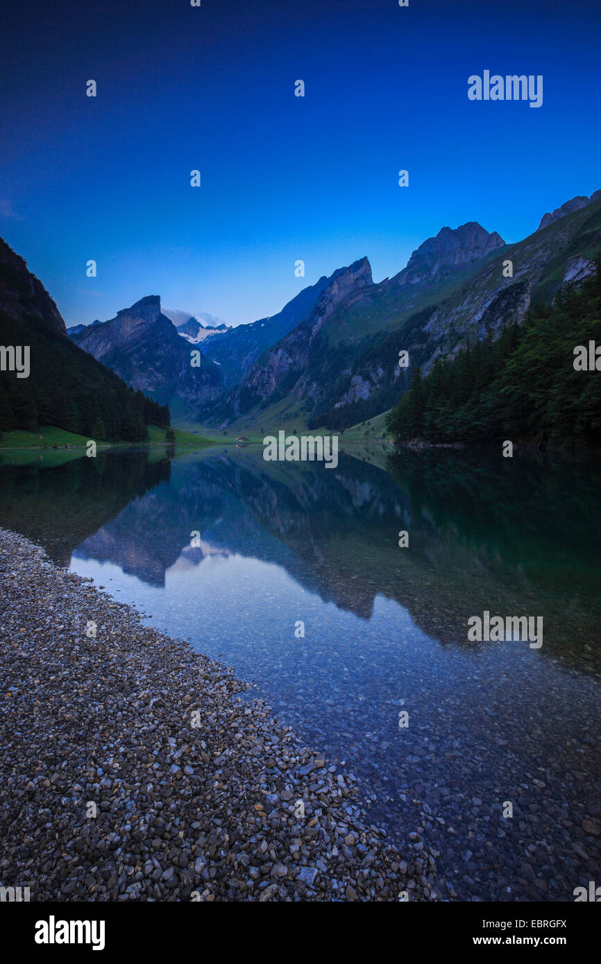 Seealp See zur blauen Stunde, Schweiz Stockfoto