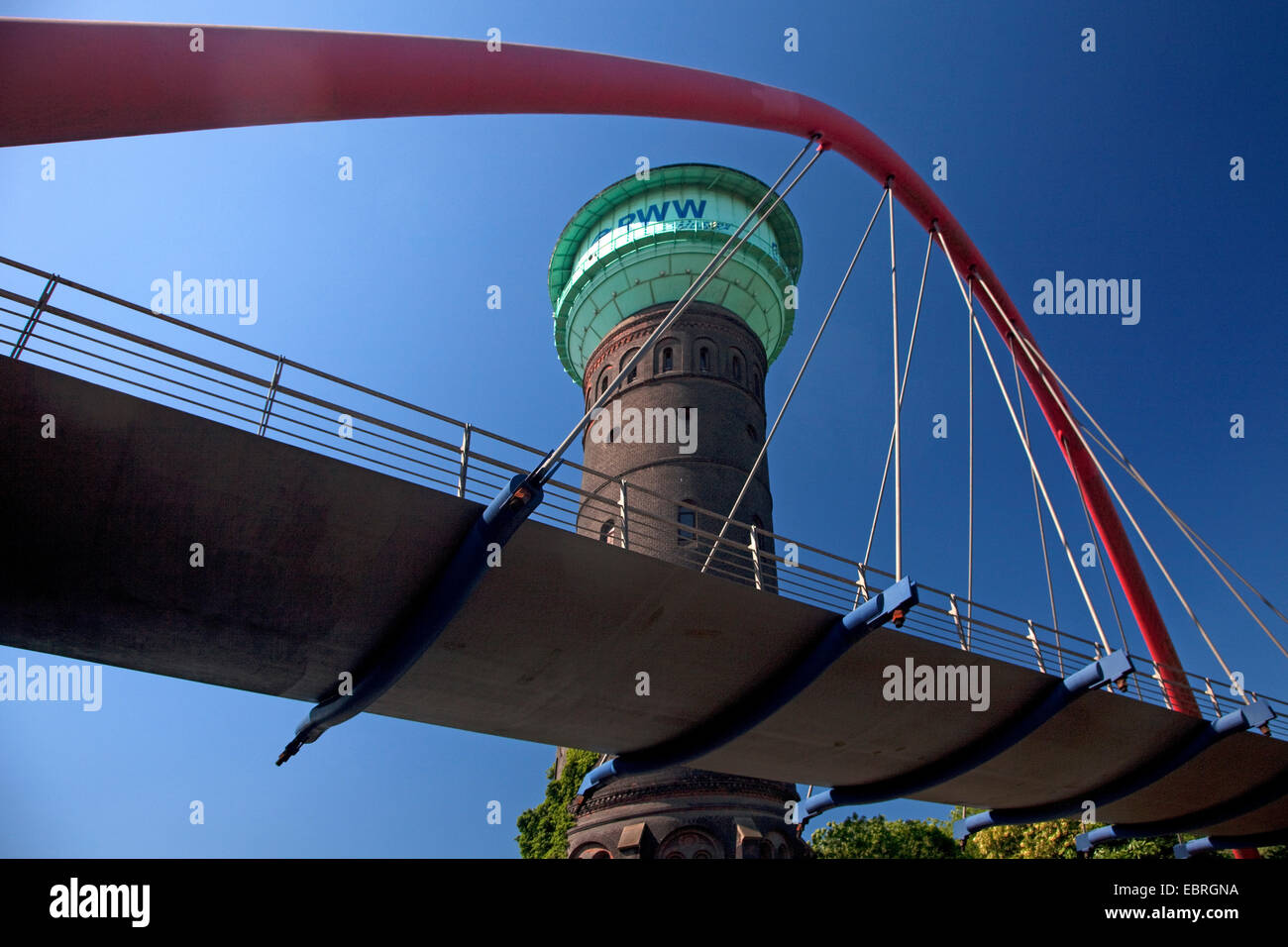 Wasserturm Oberhausen und rote Bogenbrücke, Oberhausen, Ruhrgebiet, Nordrhein-Westfalen, Deutschland Stockfoto