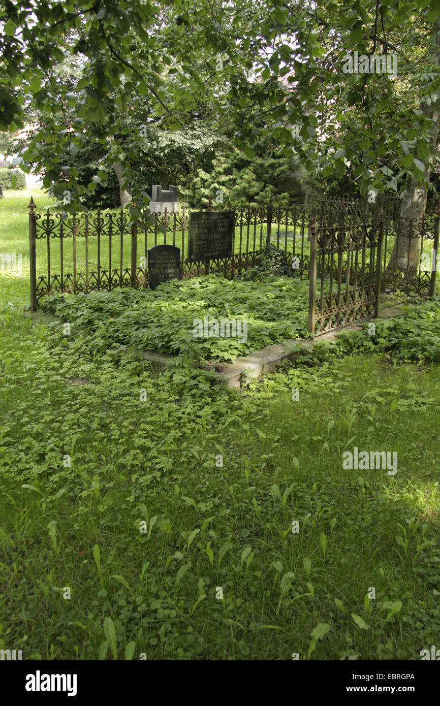 ungepflegt, altes Grab auf Graveyeard in Neureetz, Deutschland, Brandenburg, Neureetz Stockfoto
