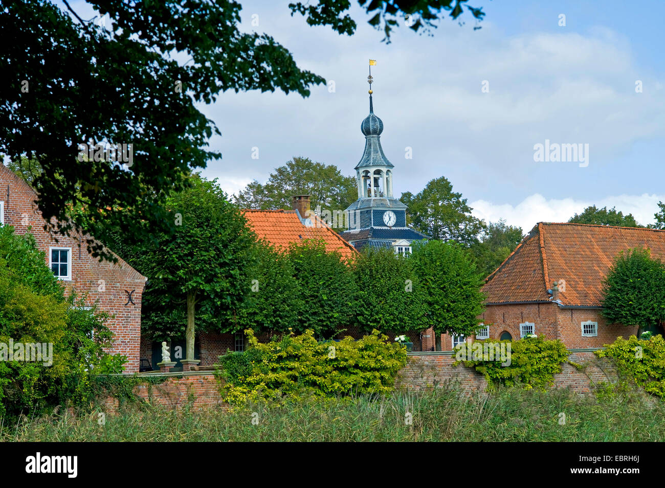 idyllischen Dorf Ansicht mit Schloss Luetetsburg, Luetetsburg, Niedersachsen, Deutschland Stockfoto