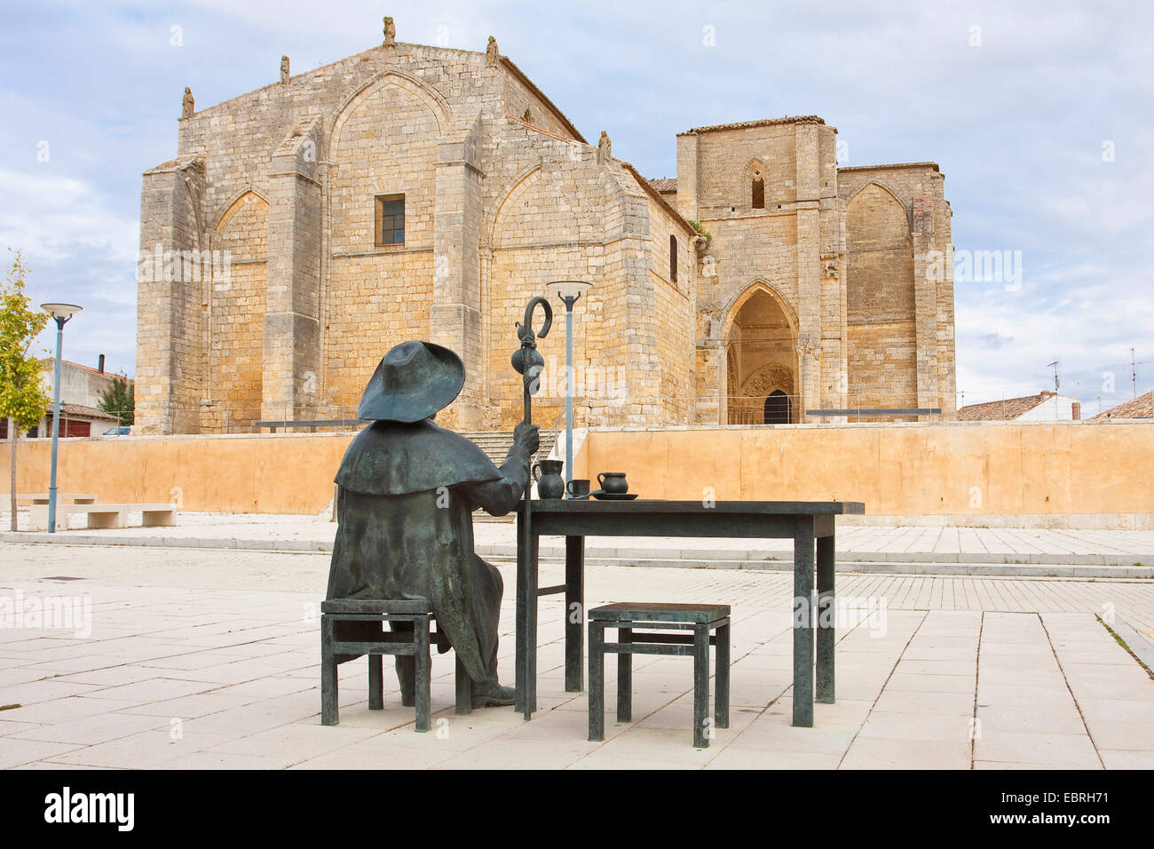 Jakobsweg, Pilgrim's Denkmal vor der Kirche Nuestra Se±ora de la Virgen Blanca Villalcßzar de Sirga, Spanien, Kastilien und Leon, Villalcazar de Sirga Stockfoto