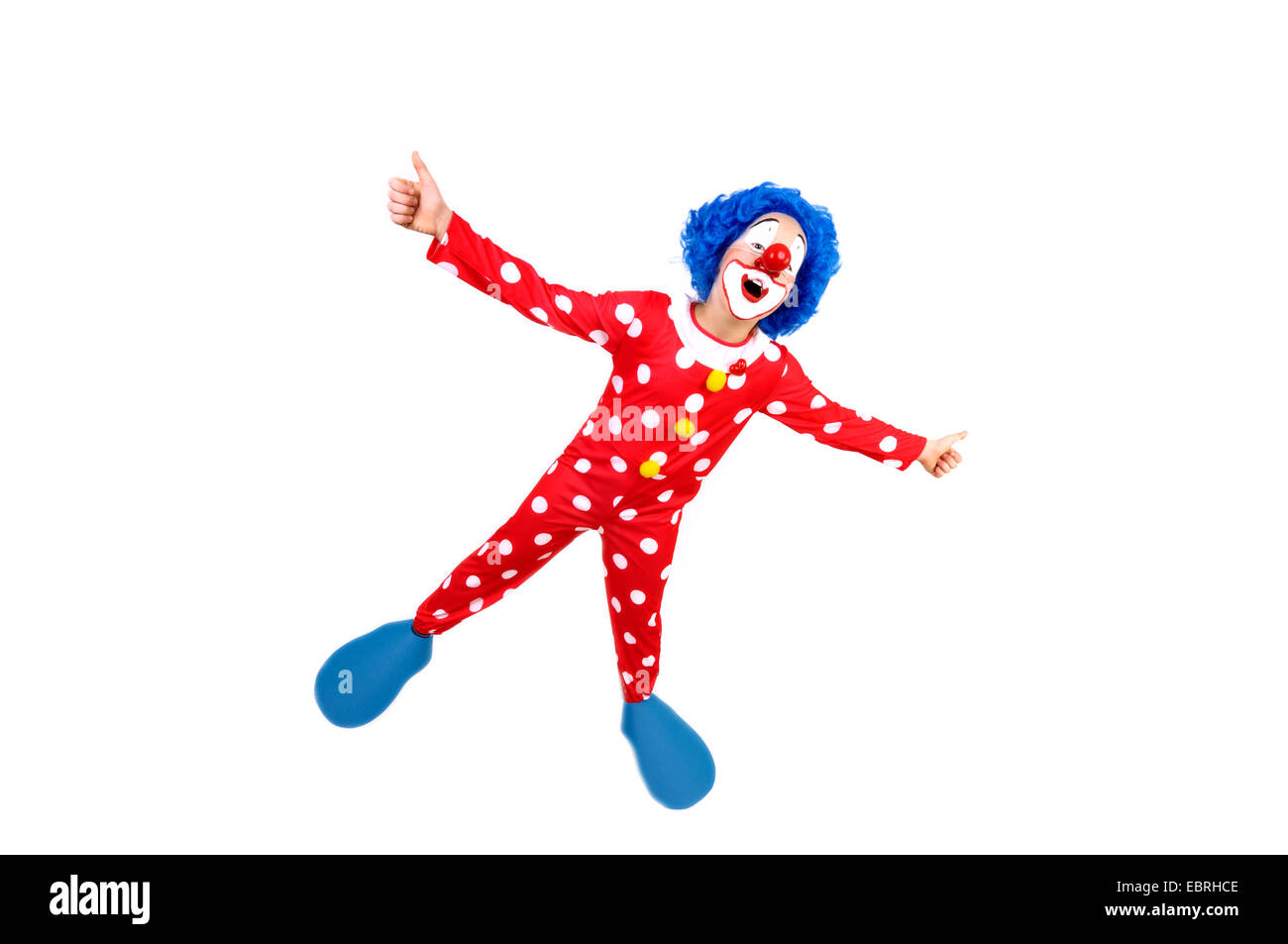 kleine Clown mit gelben Hut, blauer Perücke und falsche rote Nase pochen Stockfoto