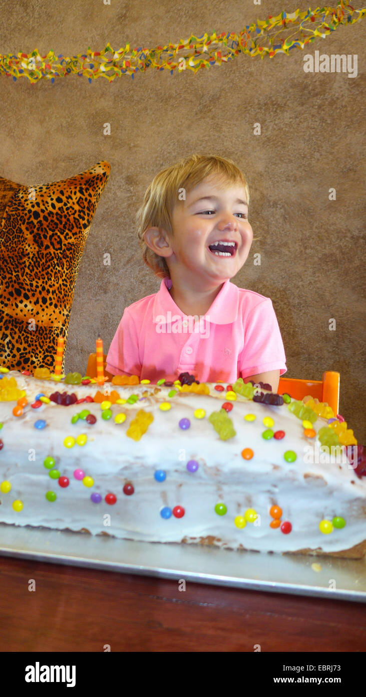 kleiner Junge mit riesigen Geburtstagstorte Stockfoto