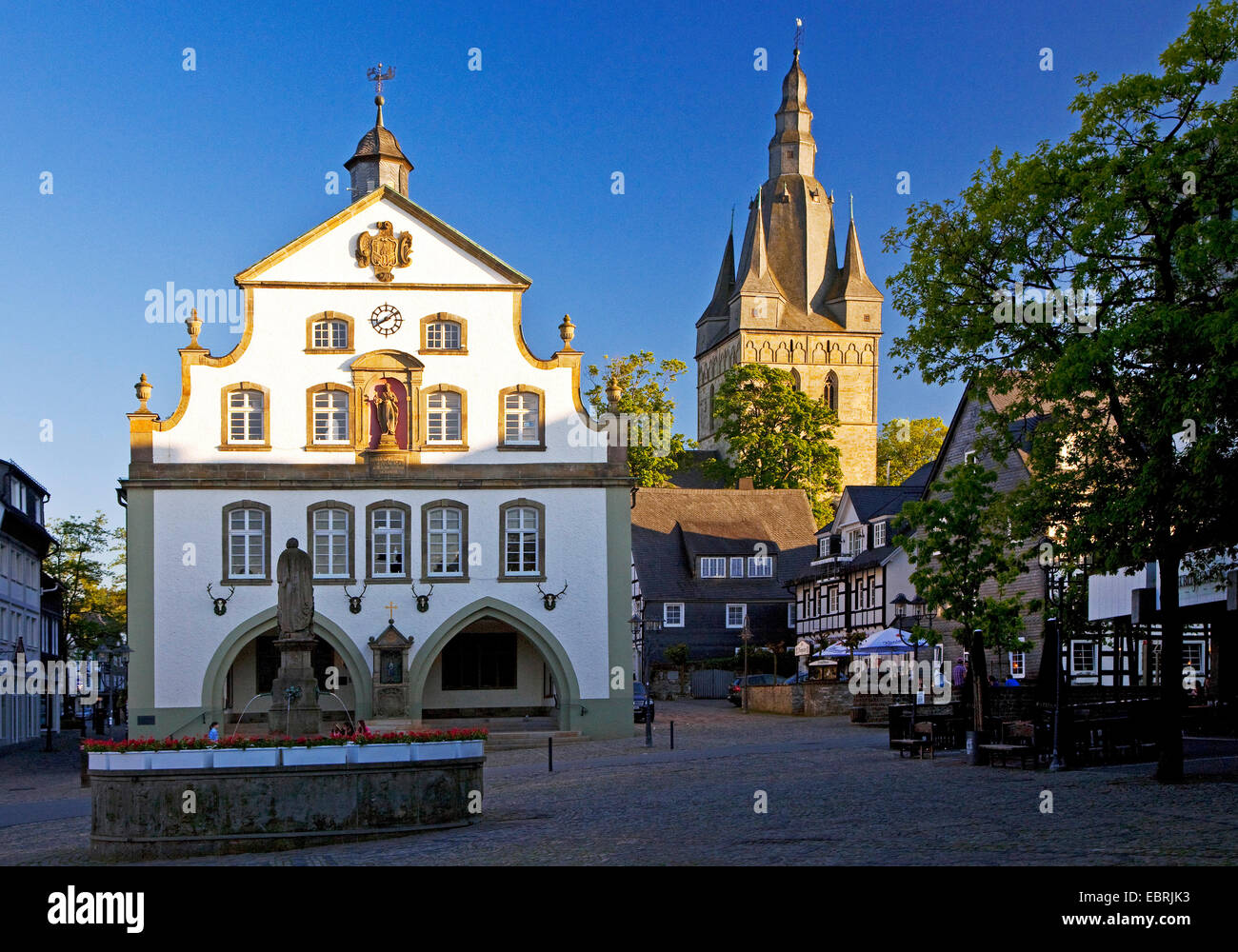 Marktplatz mit Petrus Brunnen vor dem Rathaus und der Kirche Sankt Petrus Und Andreas., Deutschland, North Rhine-Westphalia, Brilon Stockfoto