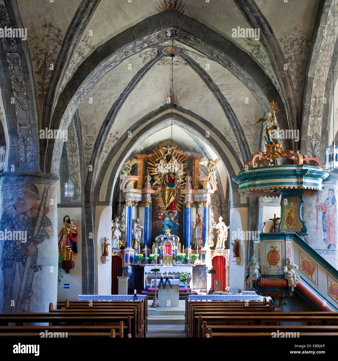 Innenansicht der katholischen Kirche St. Heribert in Hallenberg, Deutschland, North Rhine-Westphalia, Hallenberg Stockfoto