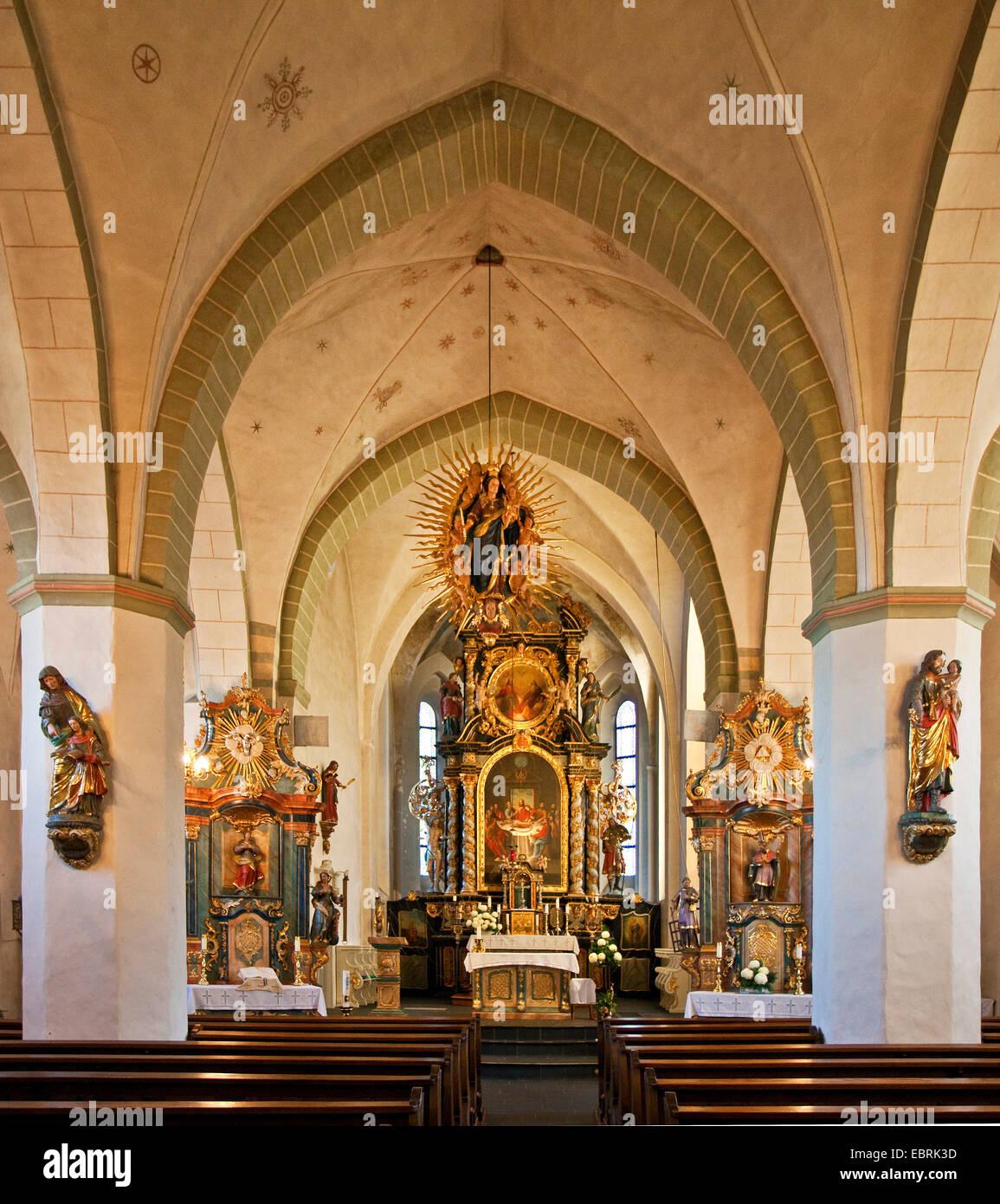 Innenansicht der Kirche Sankt Johannes Evangelist in Eversberg, Deutschland, Nordrhein-Westfalen, Sauerland, Meschede Stockfoto