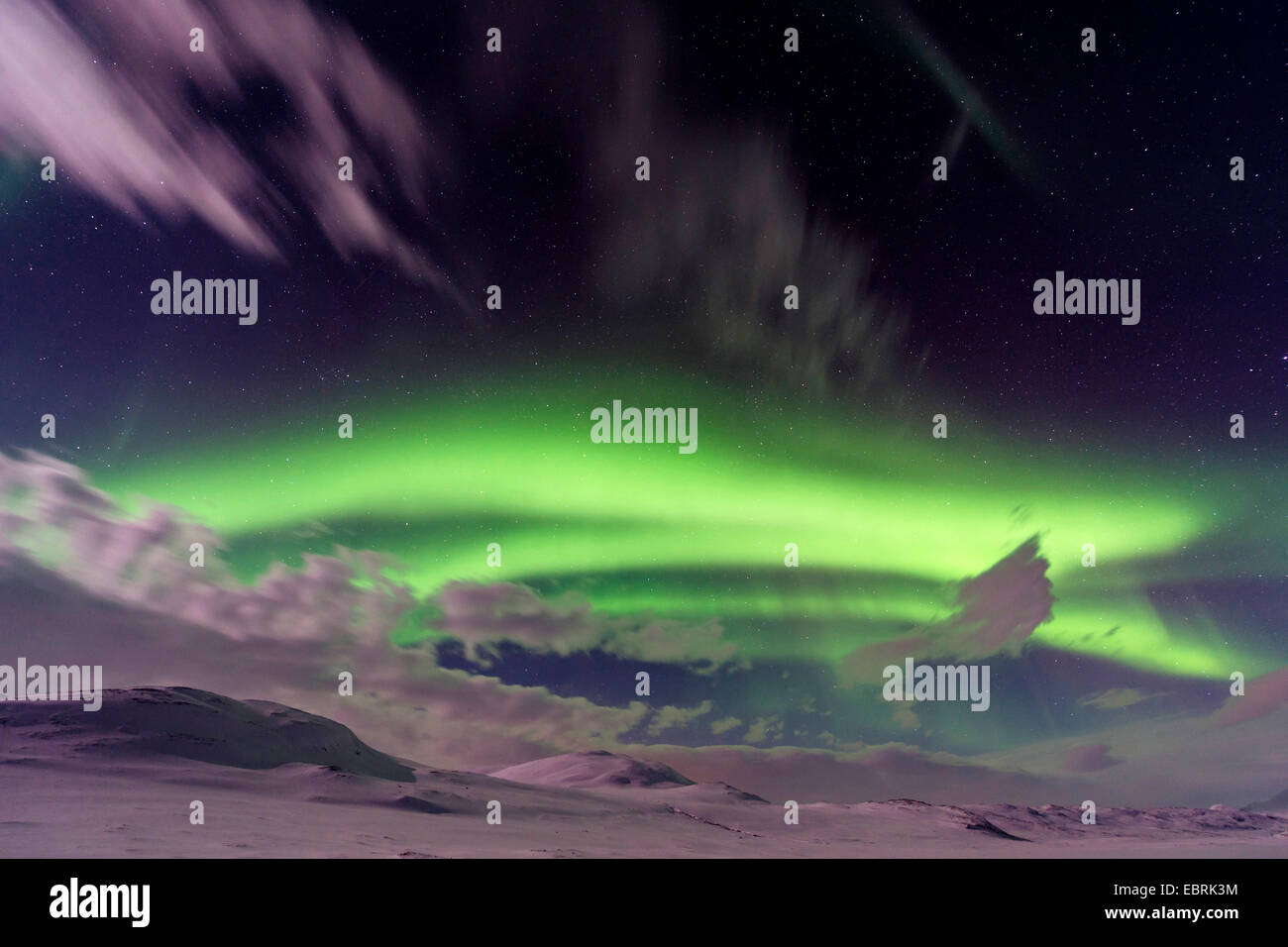Aurora Borealis über Berge am Weitwa im Mondlicht, Schweden, Lappland Stockfoto