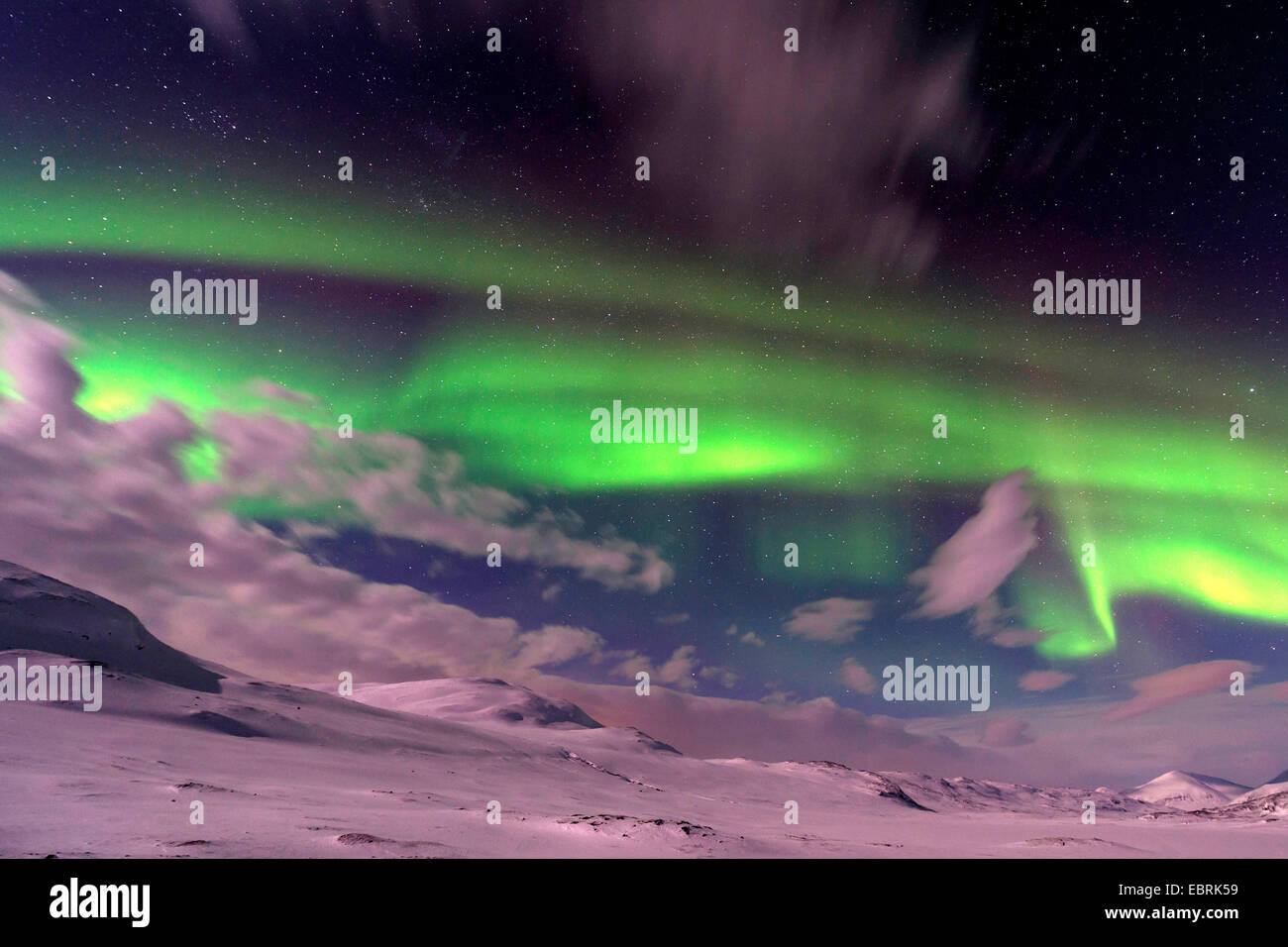 Aurora Borealis über Berge am Weitwa im Mondlicht, Schweden, Lappland Stockfoto