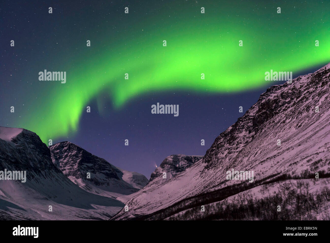 Aurora Borealis über Berge in Vistasdalen im Mondlicht, Schweden, Lappland, Kebnekaisefjaell Stockfoto