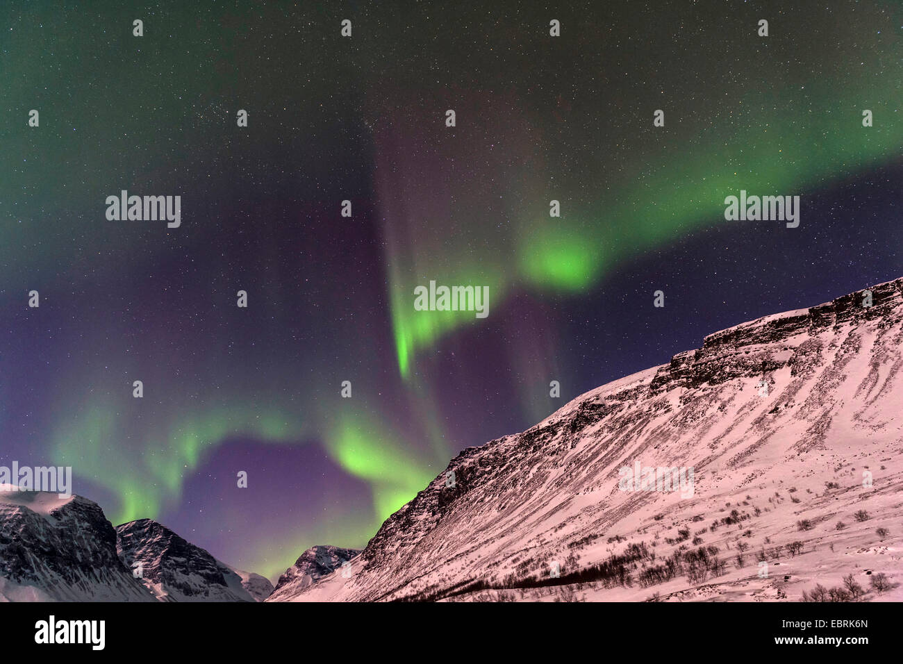 Aurora Borealis über Berge in Vistasdalen im Mondlicht, Schweden, Lappland, Kebnekaisefjaell Stockfoto