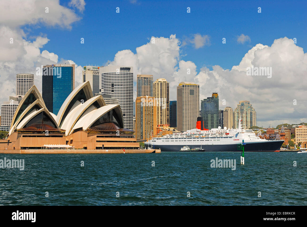 Ozeandampfer Queen Elizabeth 2 und Sydney Oper vor der Skyline von Sydney, Australien, New South Wales, Sydney Stockfoto