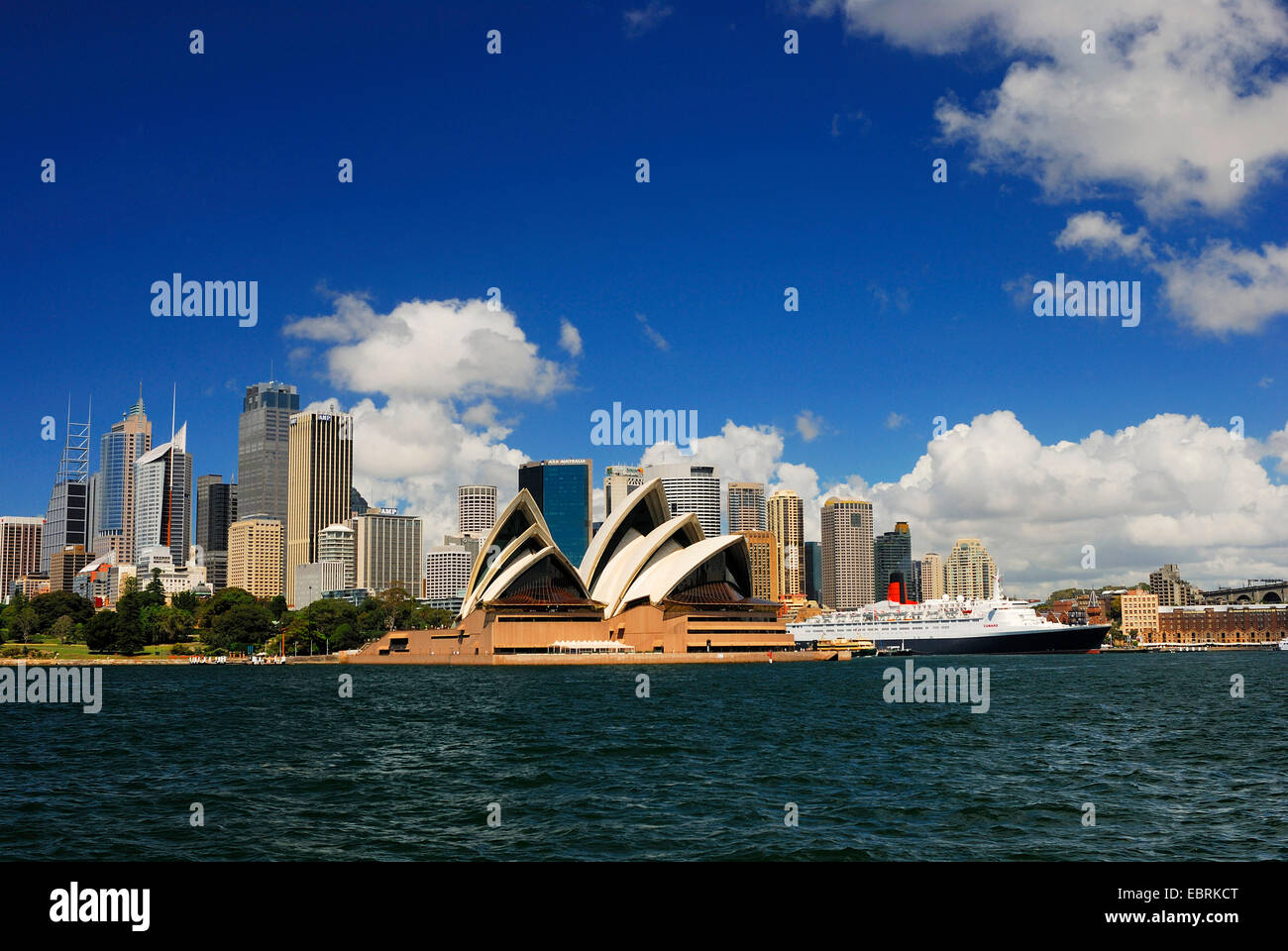 Ozeandampfer Queen Elizabeth 2 und Sydney Oper vor der Skyline von Sydney, Australien, New South Wales, Sydney Stockfoto