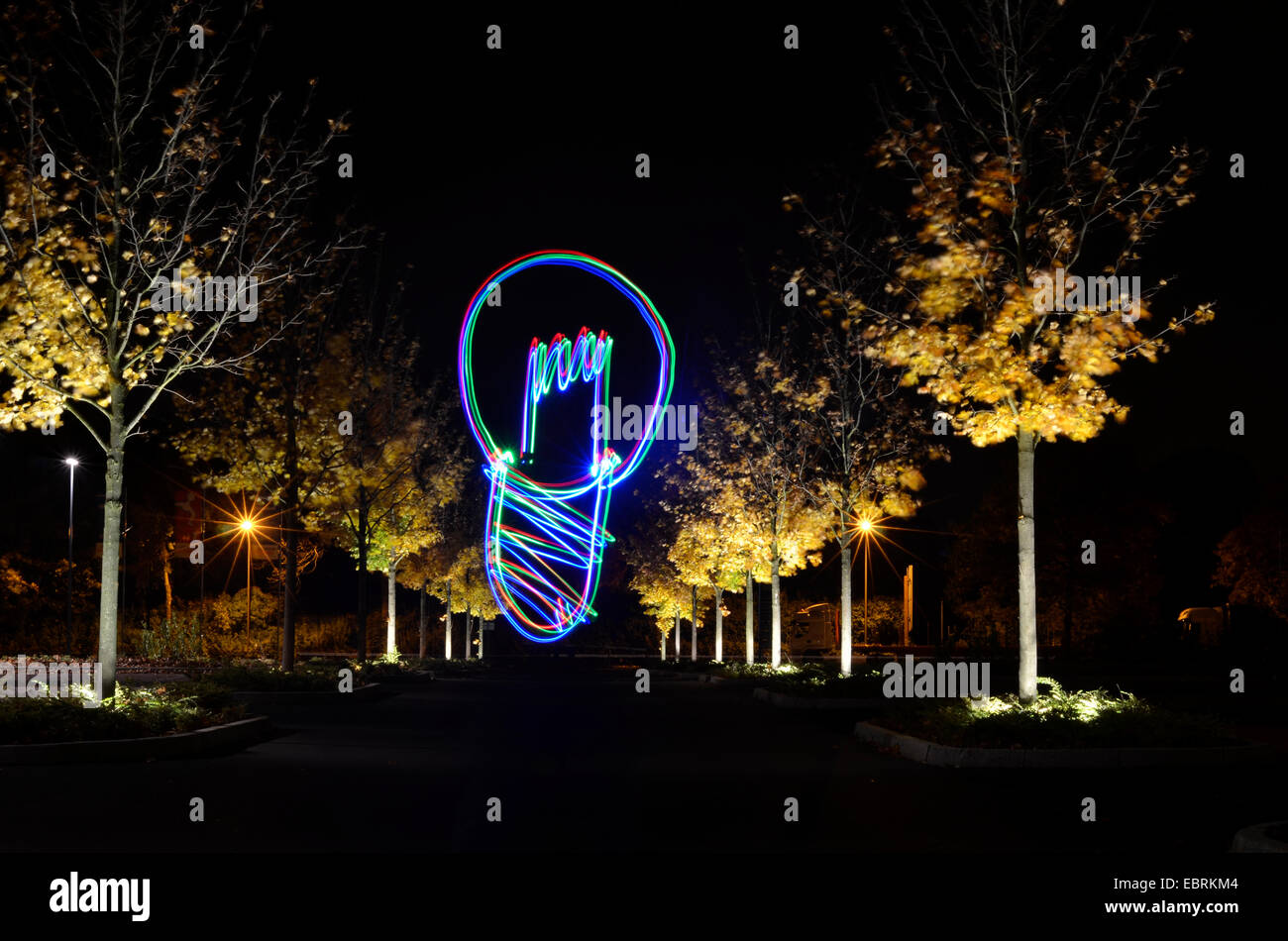 Glühbirne, Spuren des Lichts, die mit Taschenlampen auf beleuchtete Avenue, Deutschland Stockfoto
