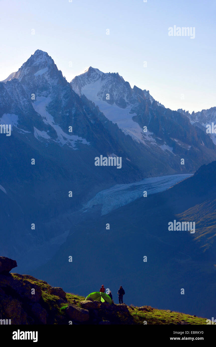 Kletterer im Camp vor Aiguile Verte in nördlich der Alpen, Chamonix, Haute-Savoie, Frankreich Stockfoto